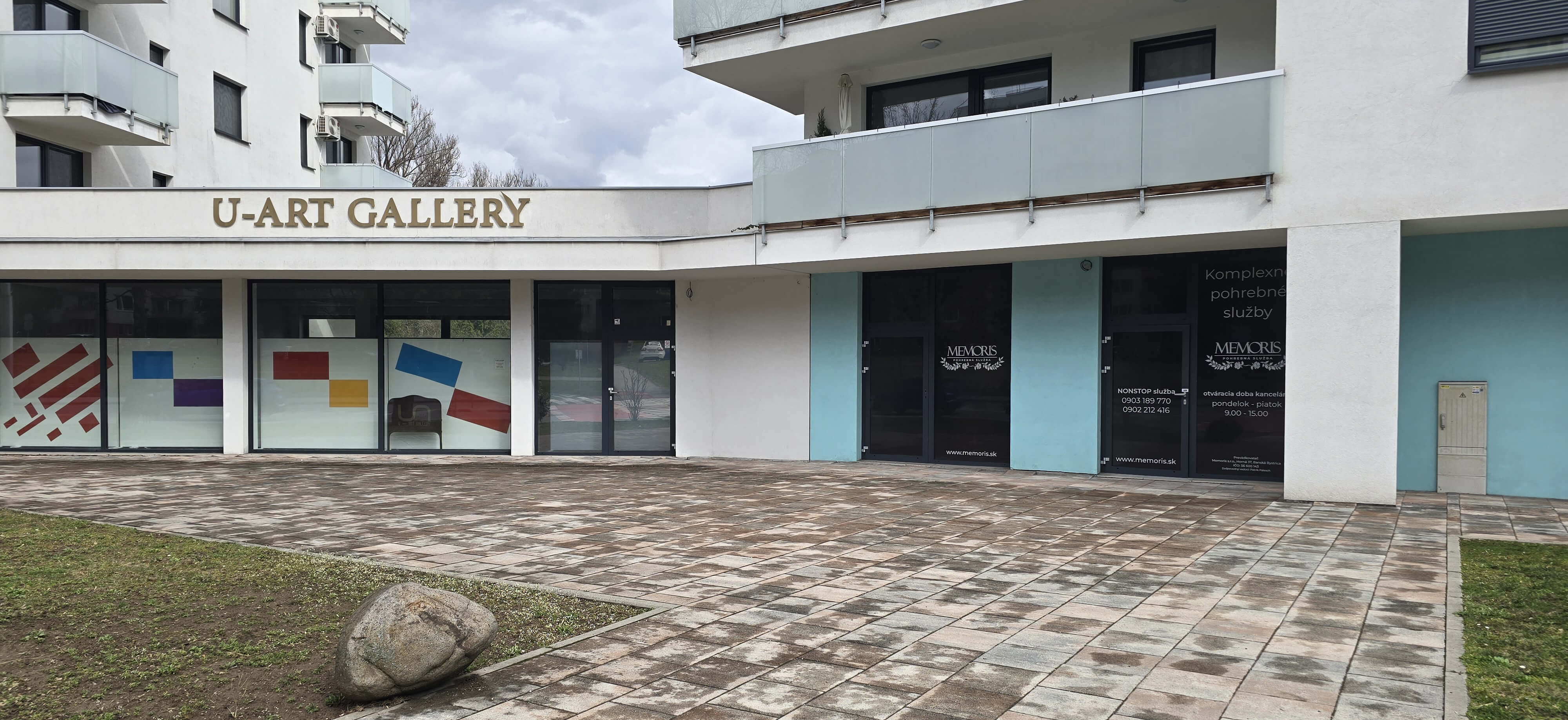 Vstup do kancelárie Pohrebnej služby Memoris na Švermovej 42 v Banskej Bystrici