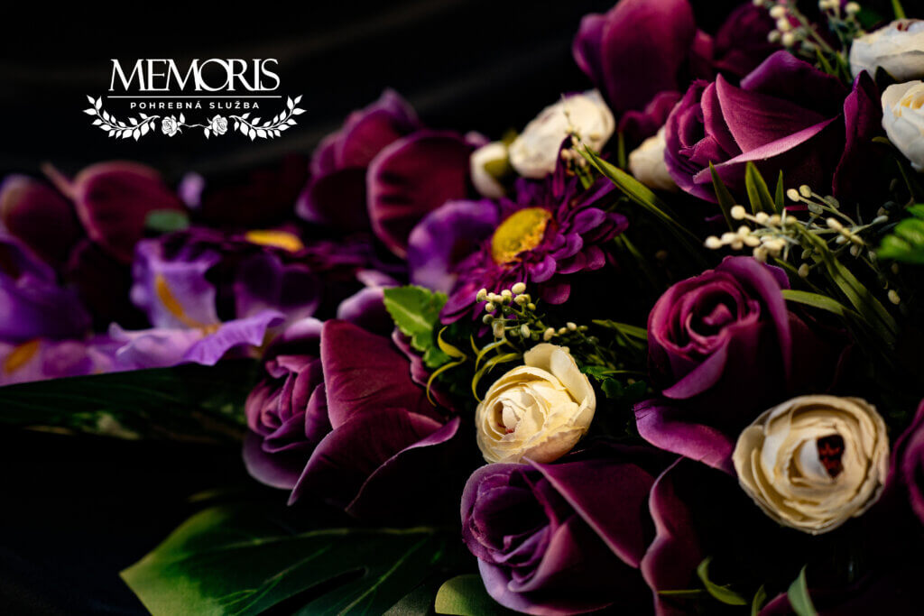 Detail - ikebana na rakvu z umelých kvetov