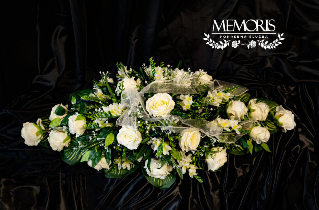 Umelá ikebana na rakvu