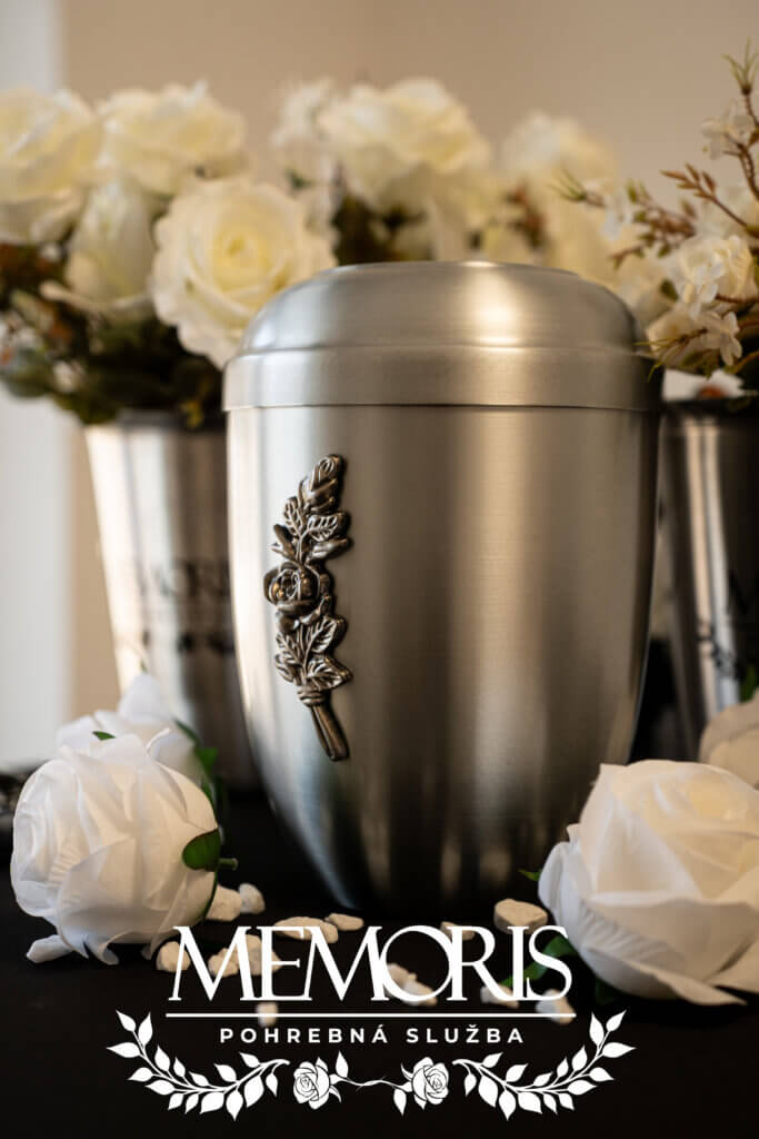 Kovový obal na urnu