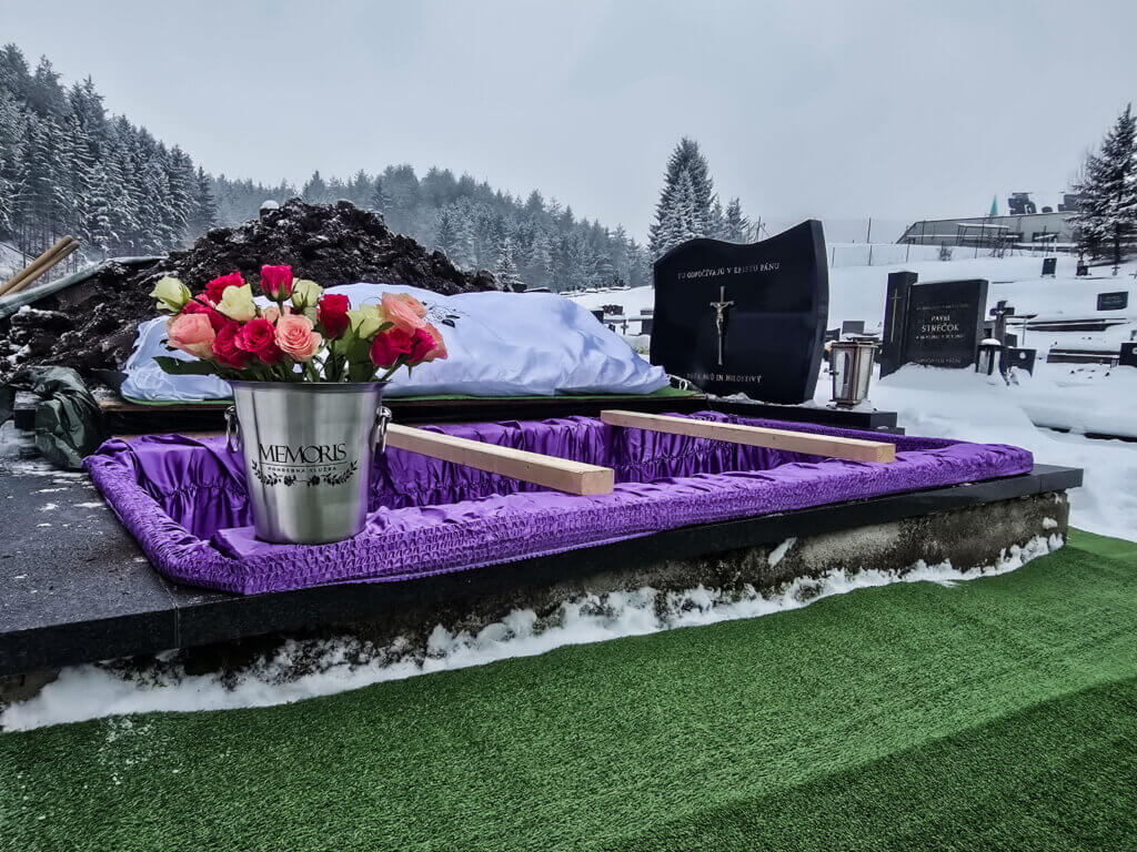 Pochovanie do zeme - výzdoba hrobu