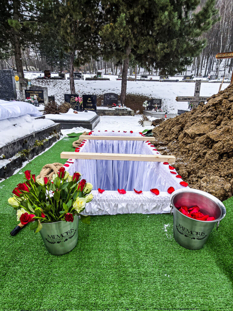 Pochovanie do zeme - výzdoba hrobu