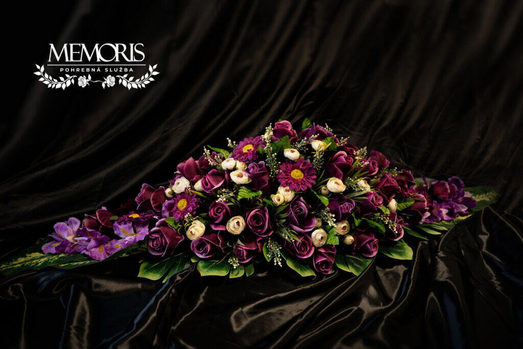 Ikebany na rakvy – umelé kvety