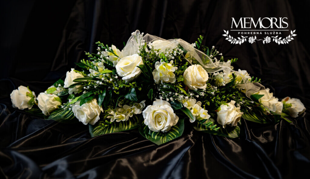 Ikebana na rakvu z krémových umelých kvetov