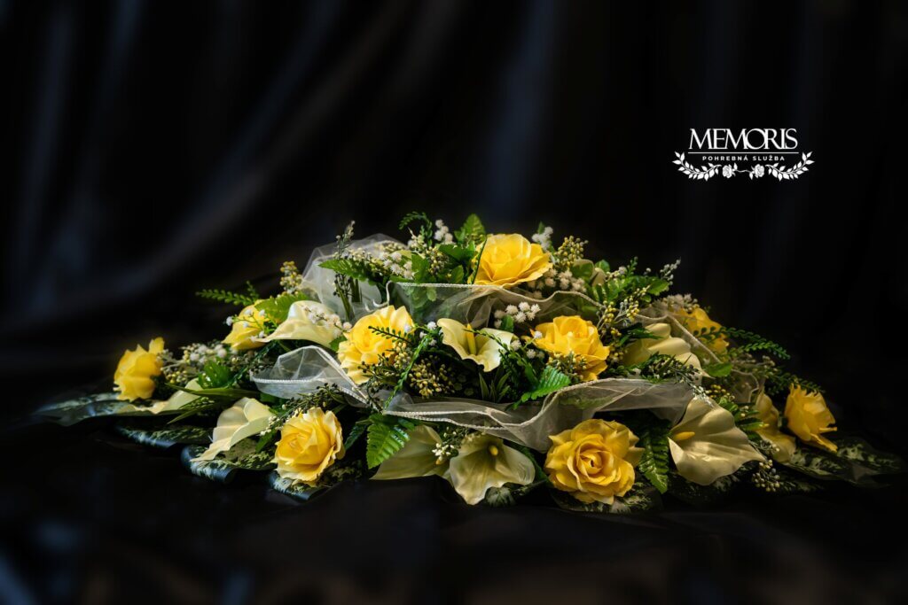 Ikebana na rakvu z umelých kvetov