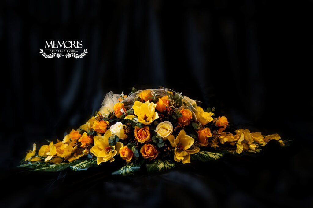 Ikebana na rakvu z umelých kvetov