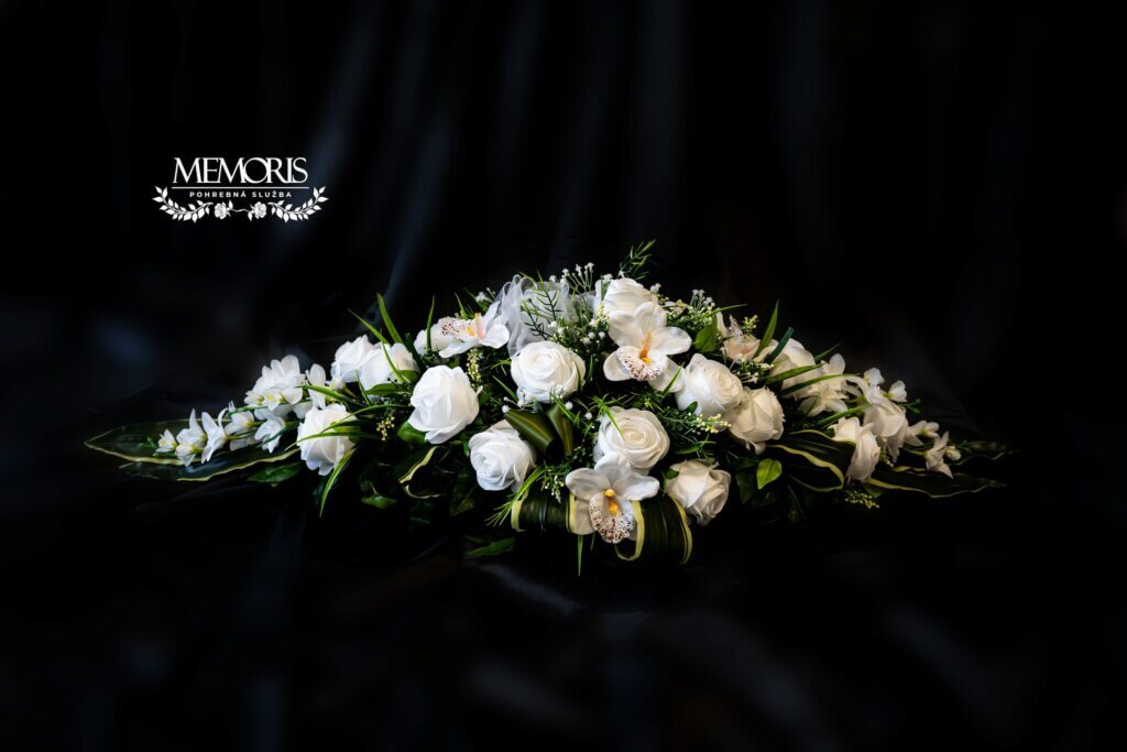 Ikebana na rakvu z umelých kvetov