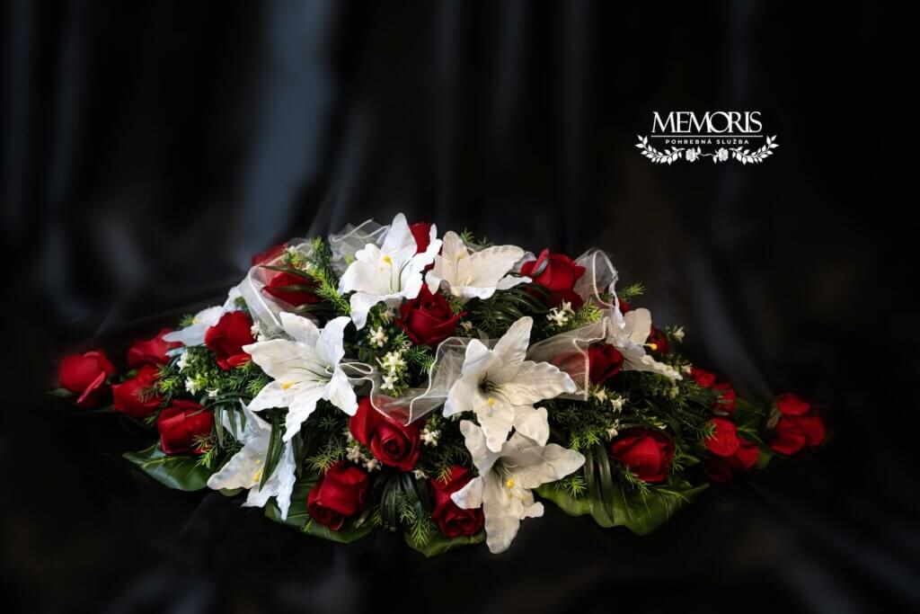 Ikebana na rakvu z umelých kvetov