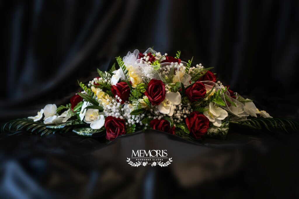 Ikebana na rakvu z umelých kvetov