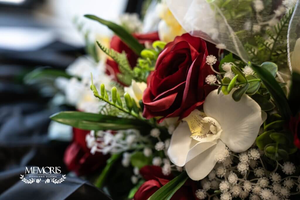 Ikebana na rakvu - detail