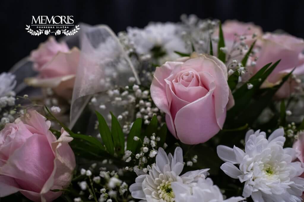 Ikebana na rakvu - detail