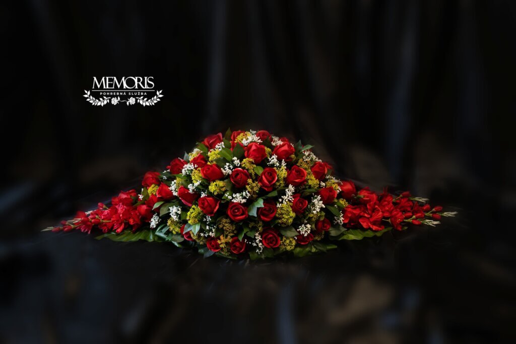 Ikebana na rakvu z umelých kvetov