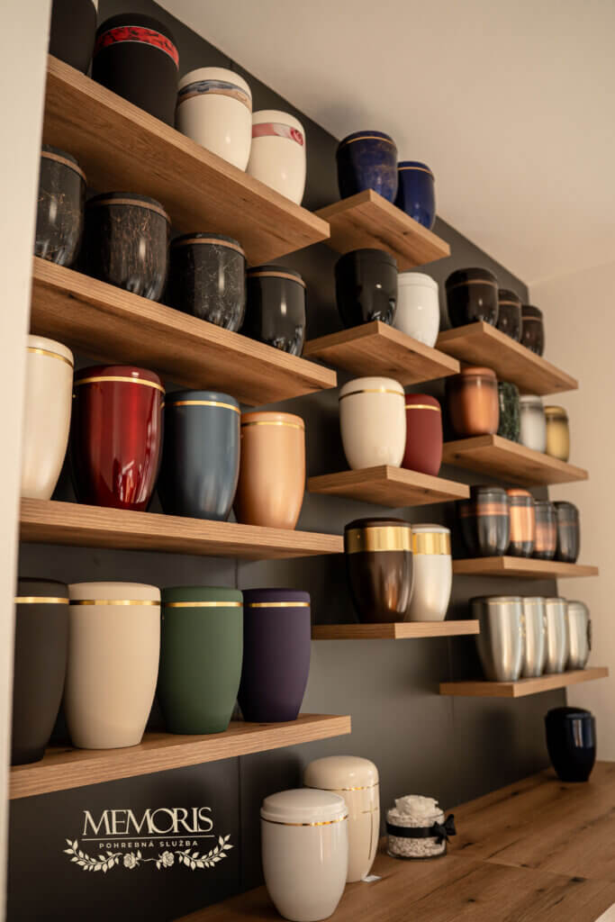 Ponuka obalov na urny v kancelárii