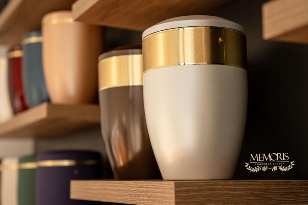 Obaly na urny v kancelárii pohrebníctva Memoris