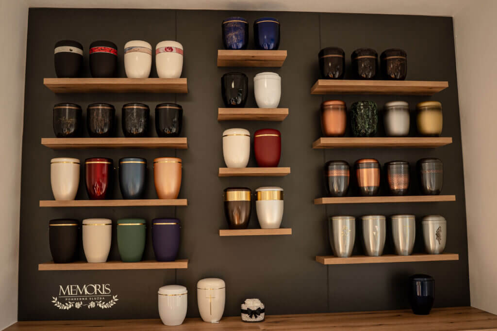 Urnová stena v kancelárii Pohrebnej služby Memoris