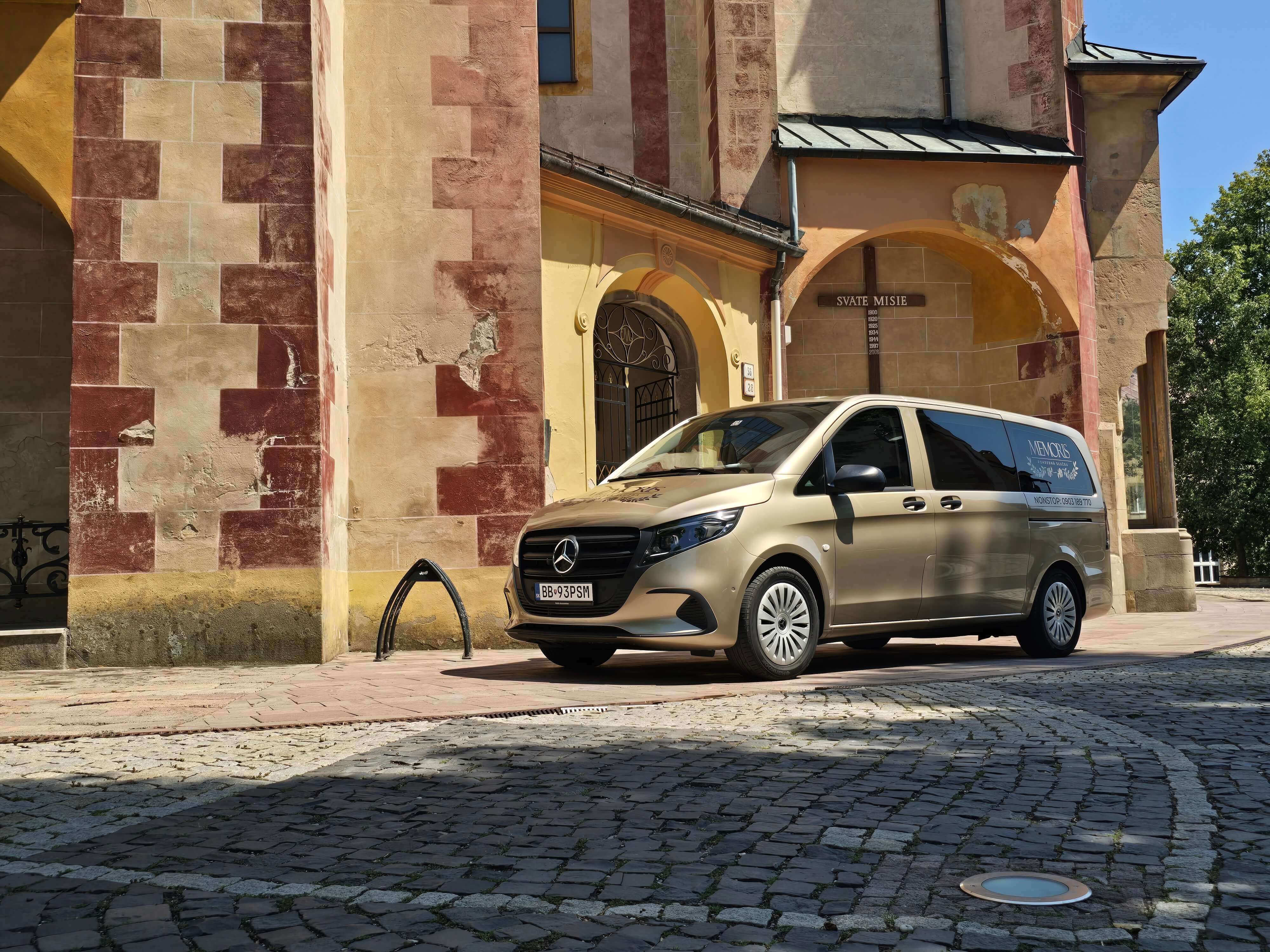 Pohrebné vozidlo Mercedes Vito služby Memoris