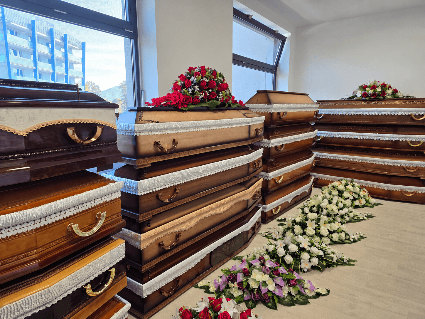 Showroom rakiev v kancelárii Pohrebnej služby Memoris v Banskej Bystrici